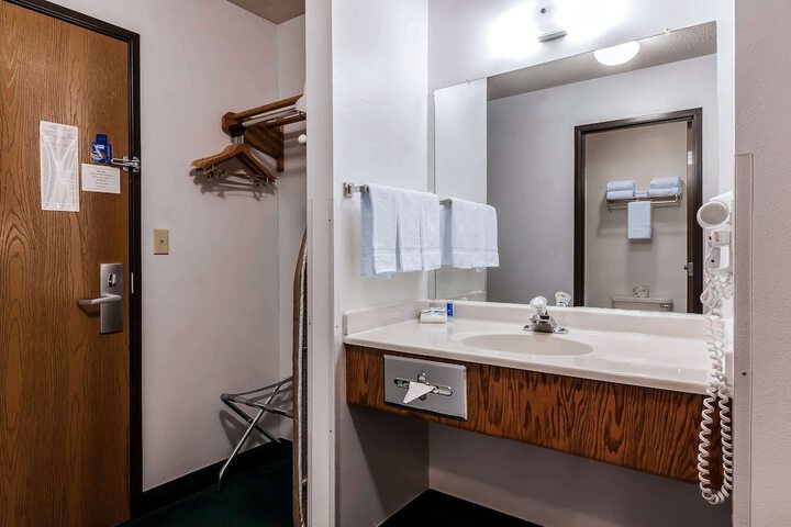 Room 28 of 35