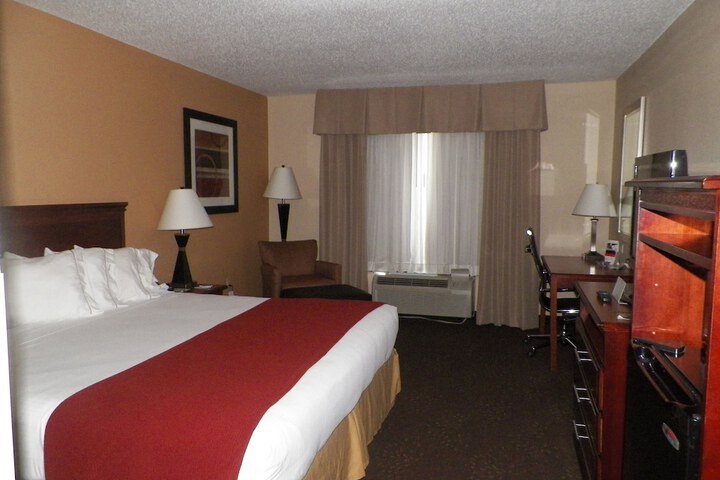 Room 12 of 27