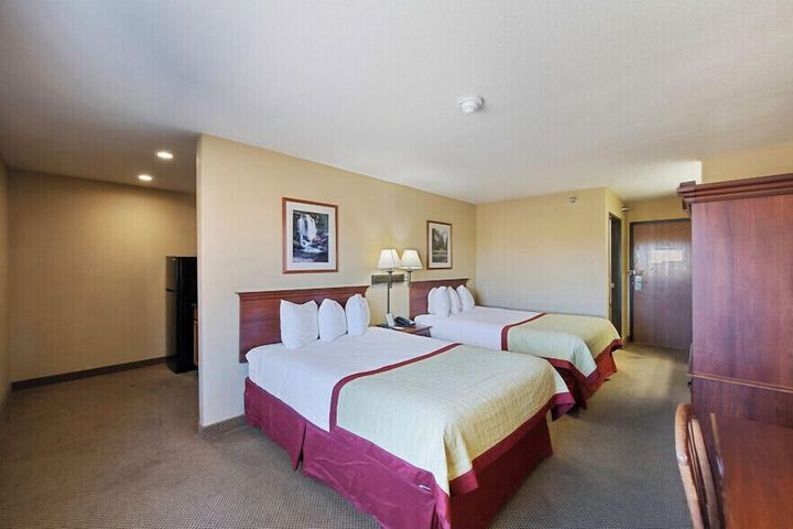 Pinedale Hotel & Suites