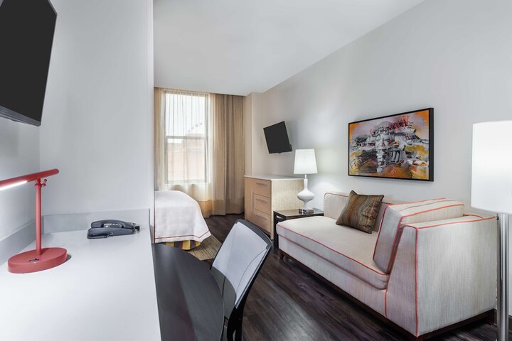 Room 26 of 39