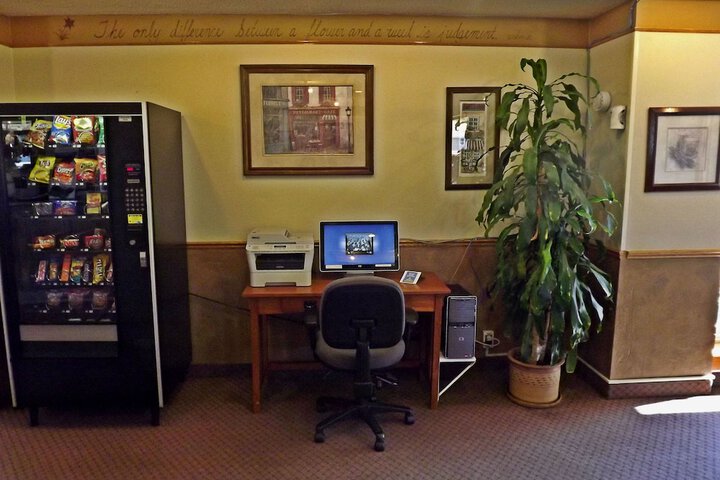 Business Center 28 of 32
