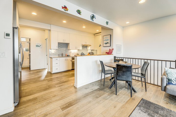 Depoe Bay Townhome w / Deck & Stunning Ocean Views!