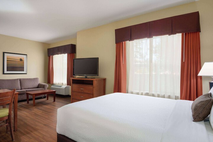 Days Inn & Suites by Wyndham Sherwood Park Edmonton