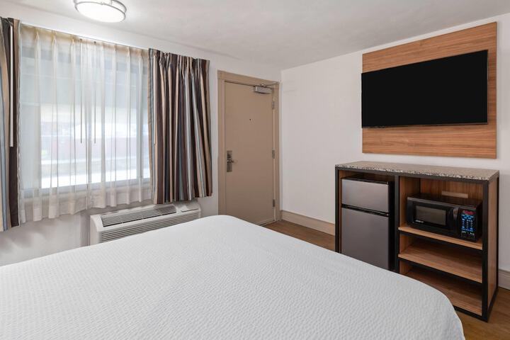 Howard Johnson by Wyndham Malden Boston Area