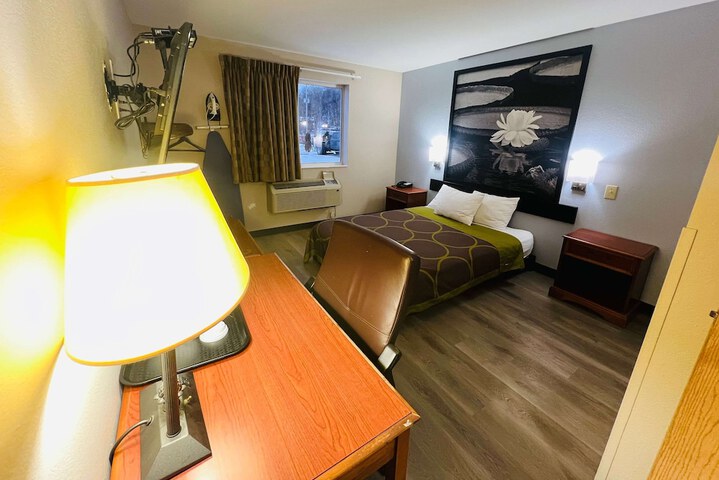Super 8 by Wyndham Pittsburgh / Monroeville