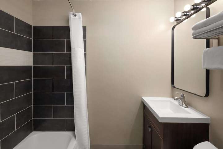 Travelodge by Wyndham Everett City Center