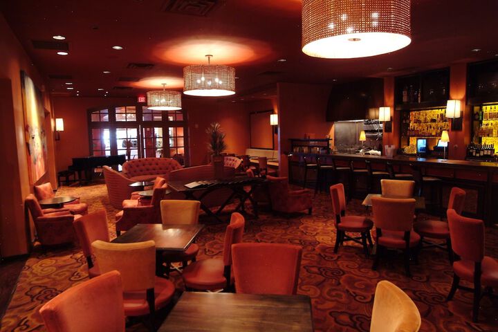 Lounge 44 of 50