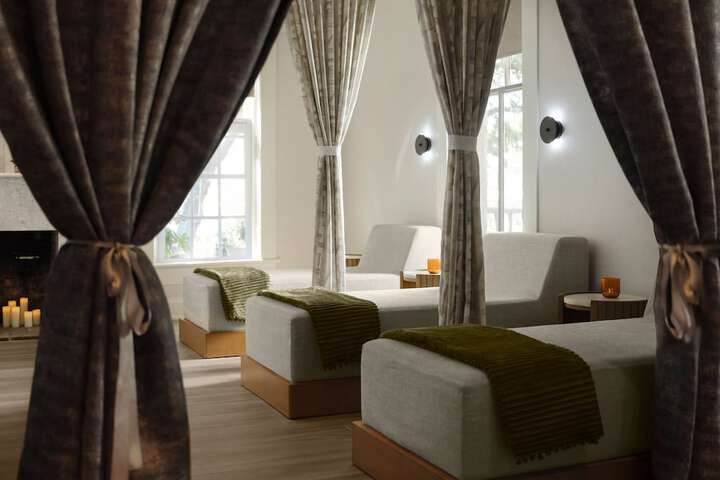 Lounge 70 of 96
