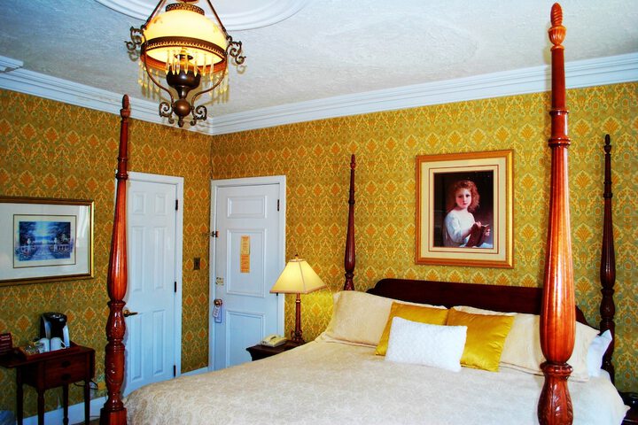Room 43 of 104