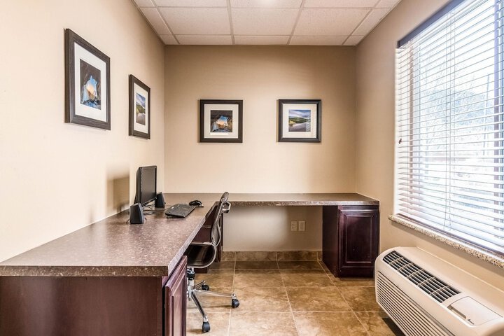 Business Center 29 of 34