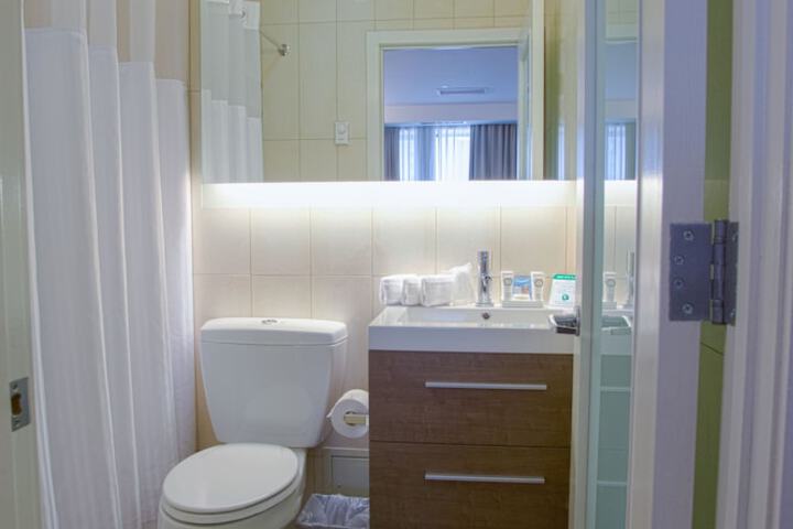 Leon Hotel LES