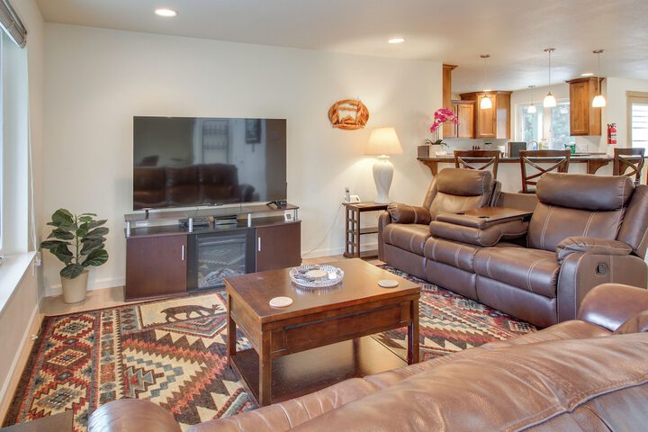 Spacious Bandon Getaway - 2 Blocks to Ocean!