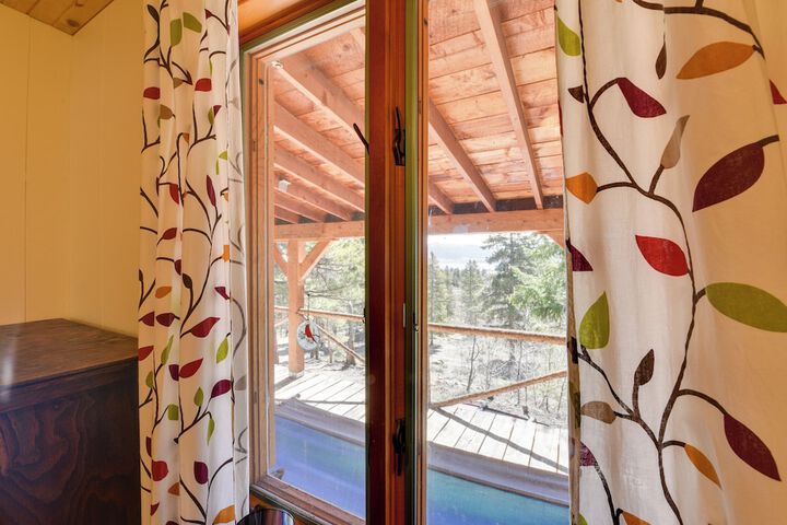 Idyllic Twin Lakes Escape w / Views of the Lakes