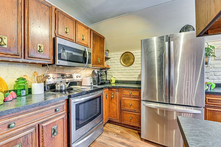 Near Canandaigua Lake: Retro Cabin w / Deck & Views