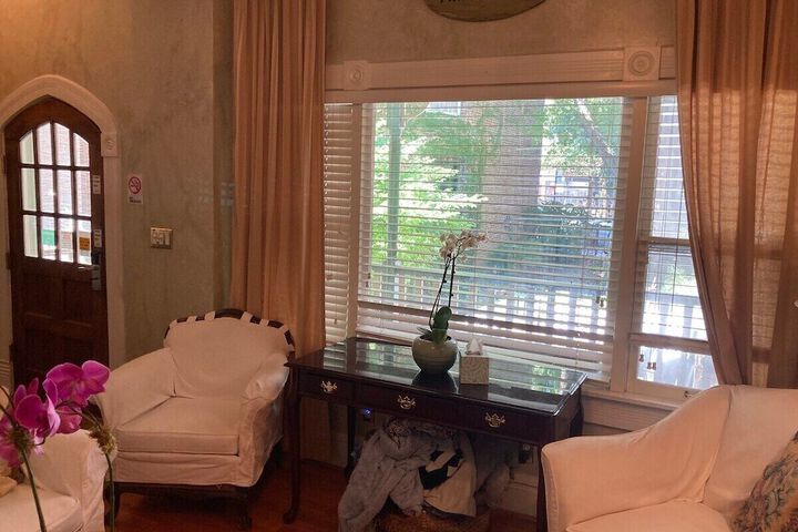 Lounge 92 of 102