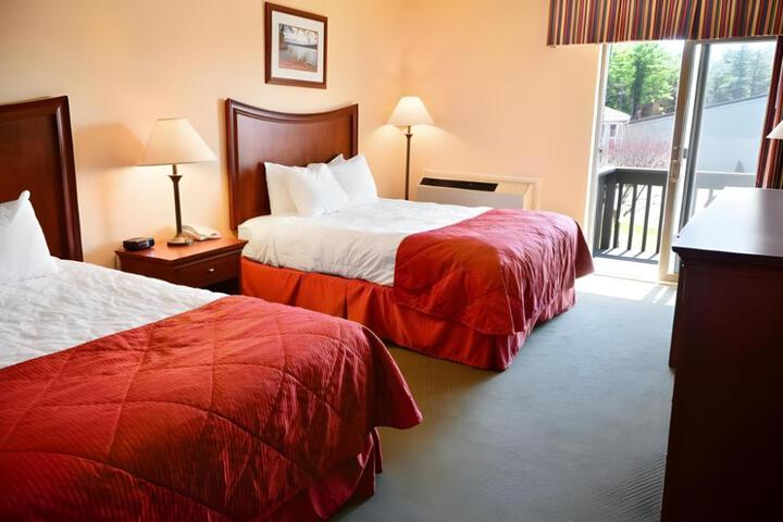 Clarion Inn & Suites at the Outlets of Lake George