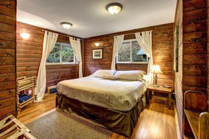 Huckleberry Hideout Cabin with Hot Tub