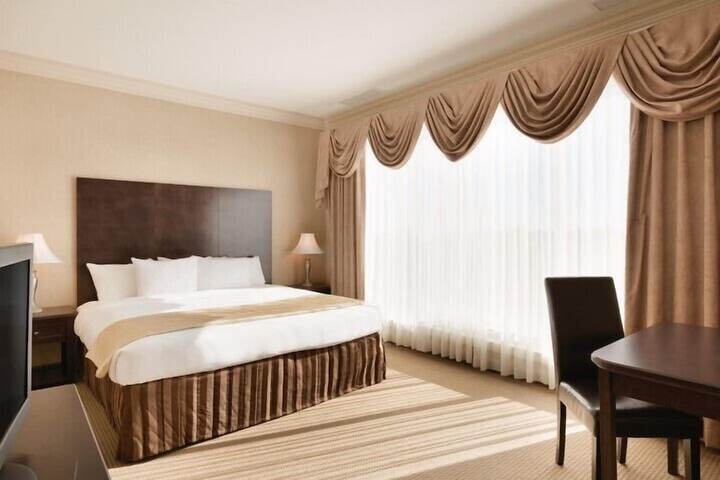 Room 6 of 18