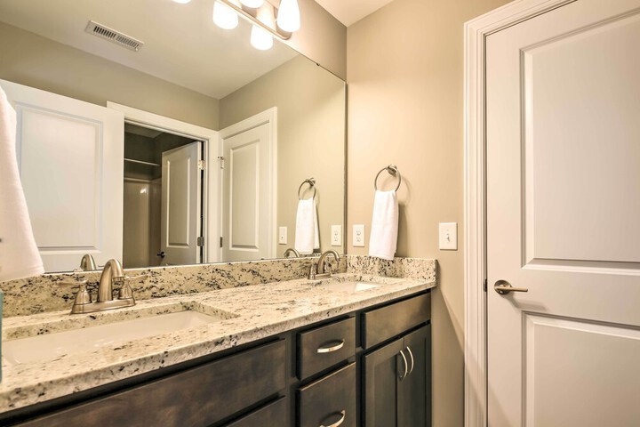 Downtown Townhome Walk to Dine & Shop on Broad St