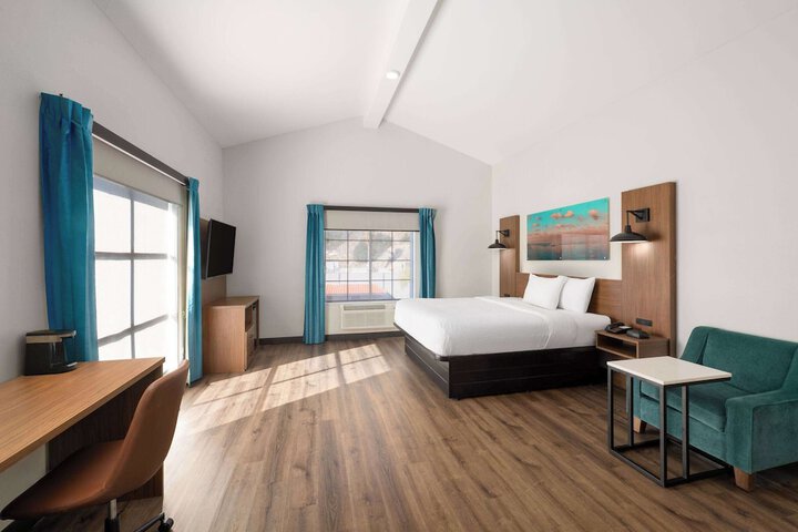 Room 17 of 38
