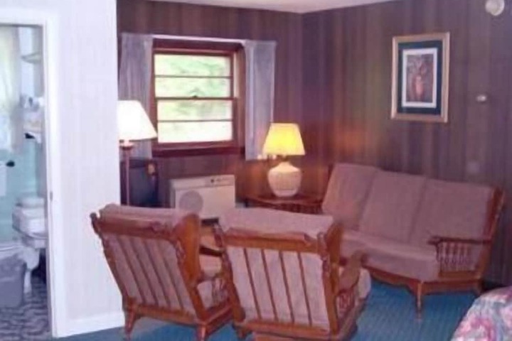Hill - Brook Motel