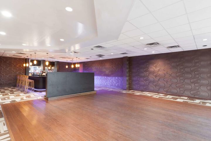 Lounge 23 of 26