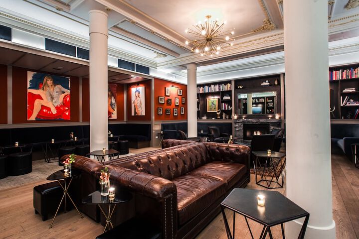 Lounge 41 of 54
