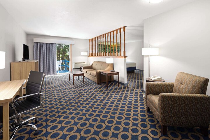Room 10 of 33
