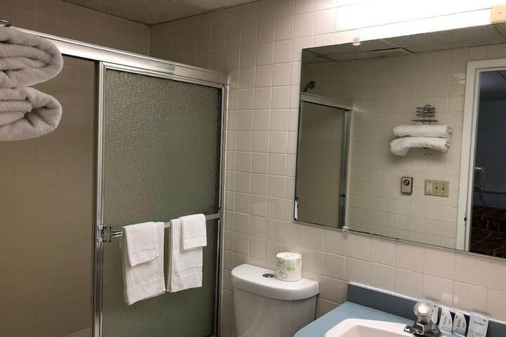 Room 6 of 28