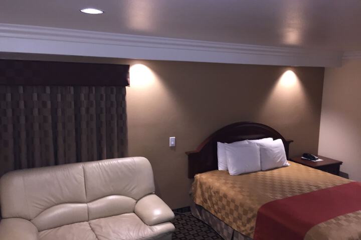 Ontario Inn & Suites