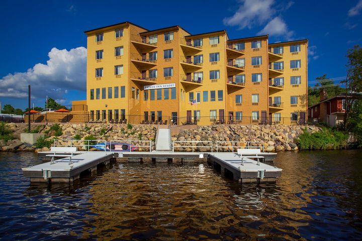 Natura Vue Resort & Boathouse