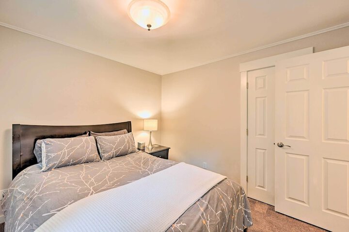 Family-friendly Kirkland Home 1 Mi to Downtown