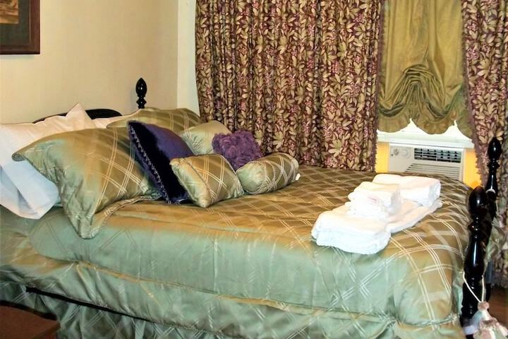 Room 17 of 33