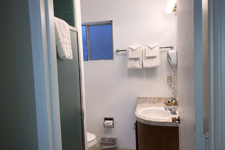 Cedar Inn & Suites