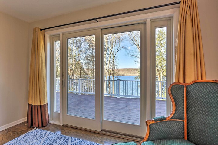 Beautiful Lakefront Retreat w / Deck & Views!