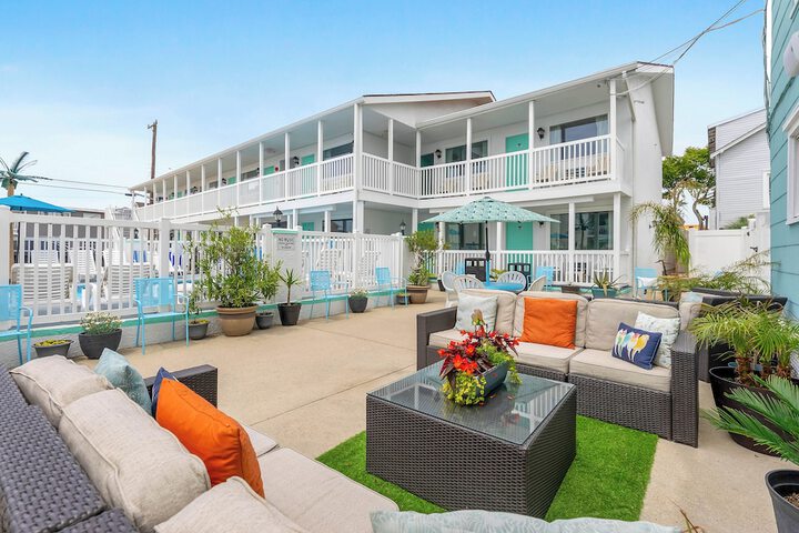 Daytona Inn & Suites