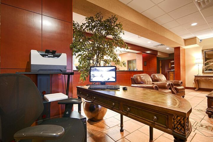 Best Western Plus Sandusky Hotel & Suites