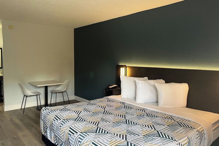 Room 9 of 16