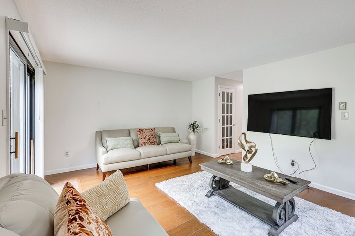 Quaint Bristol Townhome 14 Mi to West Hartford!