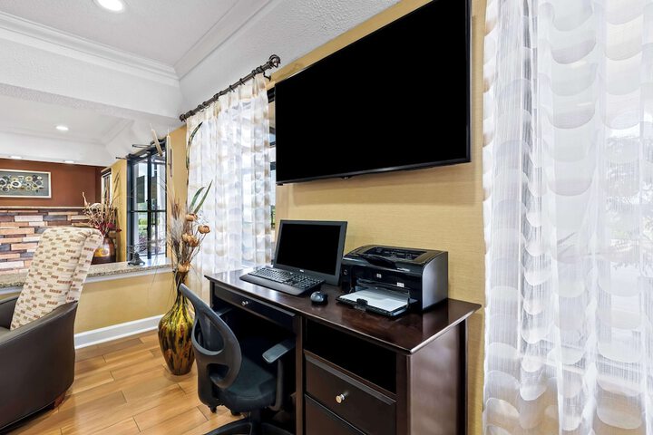 Business Center 28 of 28
