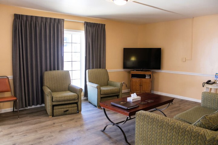 Colonial Inn Motel