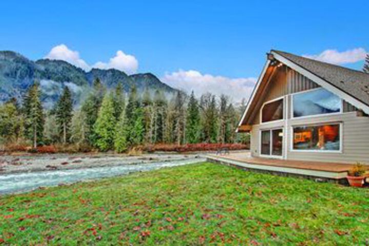Sky Rivers Edge - Three Bedroom Cabin with Hot Tub