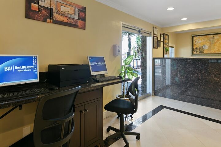Business Center 24 of 26