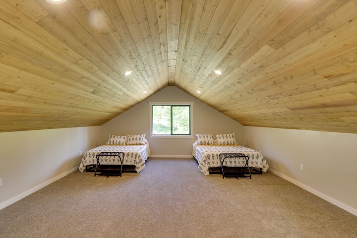 Lakeside Cabin Retreat w / Private Hot Tub!