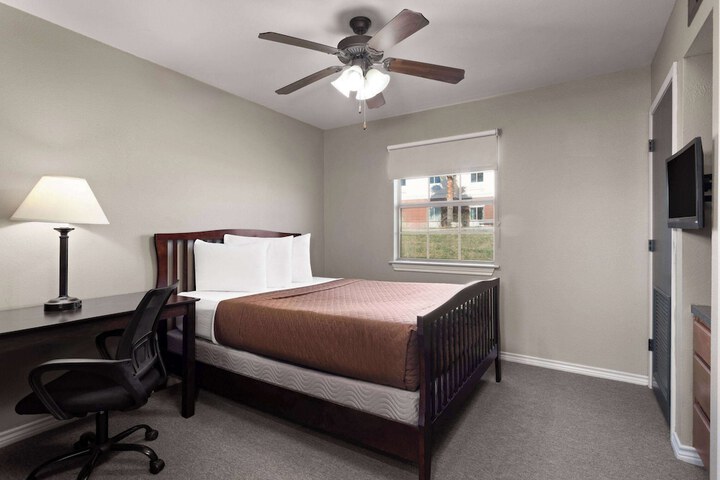 Eagles Den Suites Kenedy a Travelodge by Wyndham