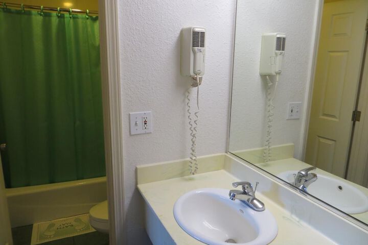 Room 28 of 40