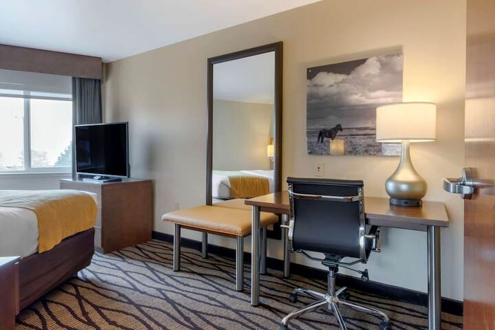 Comfort Inn & Suites Market - Airport