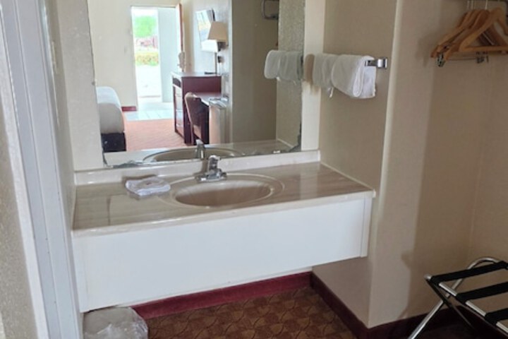 DELUXE INN SHAMROCK