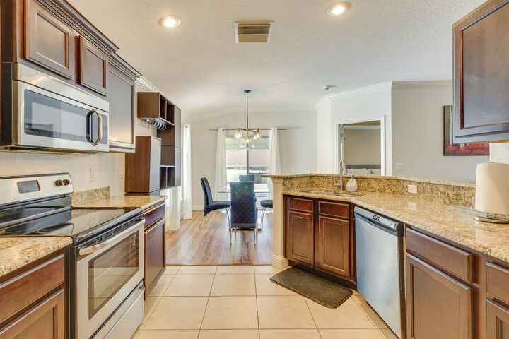 Charming Leesburg Getaway w / Screened Porch!