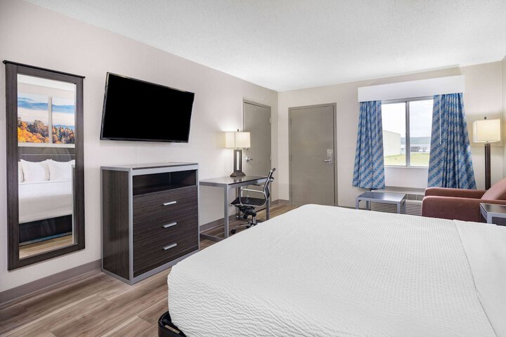 Days Inn by Wyndham Hamilton